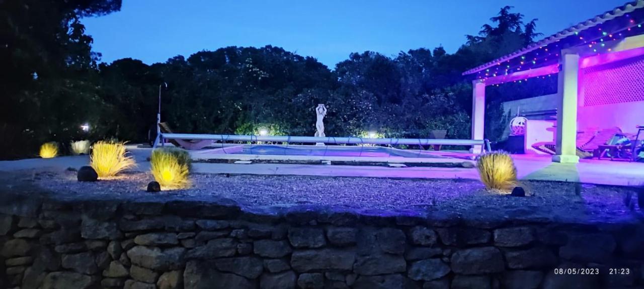Offrez-Vous Un Sejour Dans Notre Gite A Entressen Une Grande Piscine Pour Se Rafraichir ,Un Espace De Jeux Pour Enfants Pour Des Heures De Divertissement Un Terrain De Petanque Pour Des Parties Endiablees Bagian luar foto