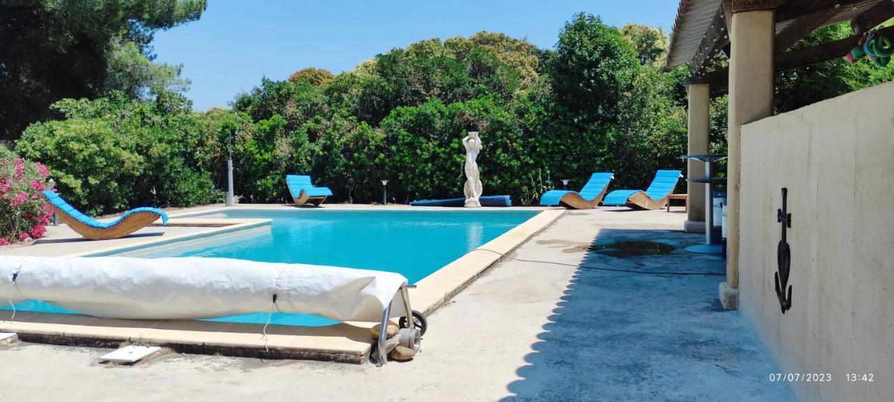 Offrez-Vous Un Sejour Dans Notre Gite A Entressen Une Grande Piscine Pour Se Rafraichir ,Un Espace De Jeux Pour Enfants Pour Des Heures De Divertissement Un Terrain De Petanque Pour Des Parties Endiablees Bagian luar foto